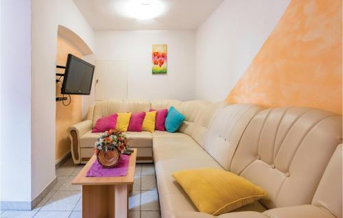 salon z kanapą i stołem w obiekcie Holiday Home Damijanici Vi w mieście Žminj