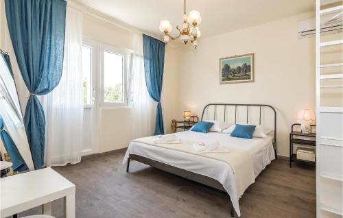 Postel nebo postele na pokoji v ubytování Amazing Apartment In Rogoznica With House Sea View