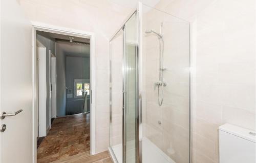Koupelna v ubytování Amazing Apartment In Rogoznica With House Sea View