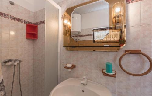 W łazience znajduje się umywalka i lustro. w obiekcie Cozy Apartment In Vodnjan With Kitchen w mieście Vodnjan