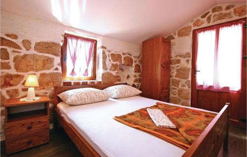 Lova arba lovos apgyvendinimo įstaigoje 2 Bedroom Awesome Home In Supetarska Draga