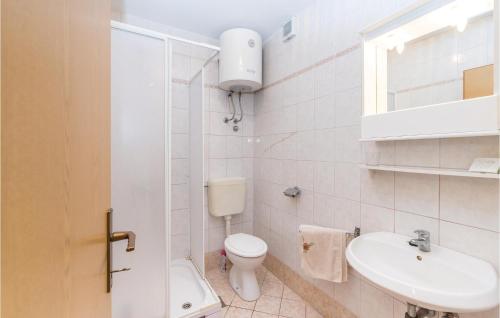 Koupelna v ubytování Amazing Apartment In Vidalici With Kitchen