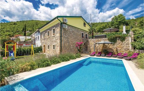 una villa con piscina di fronte a una casa di Beautiful Home In Medveja With 4 Bedrooms, Jacuzzi And Wifi a Medveja