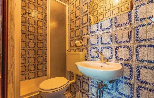 a bathroom with a toilet and a sink at Pet Friendly Apartment In Mundanije With House A Panoramic View in Mundanije
