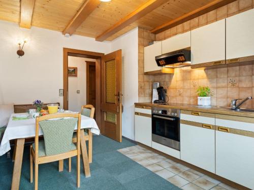 een keuken met een tafel en een eetkamer bij Cosy Apartment in M hlbach with Balcony in Dorf
