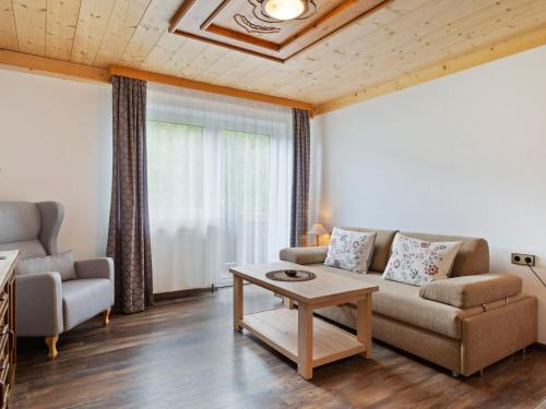 salon z kanapą i stołem w obiekcie Chalet Bramberg near Ski Slopes w mieście Dorf