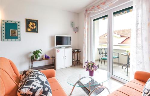 Two-Bedroom Apartment In Makarska