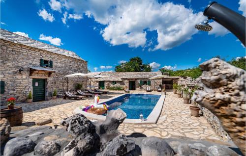 una casa con piscina en un patio en Gorgeous Home In Zelengrad With Kitchen, en Zelengrad
