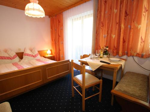 une chambre d'hôtel avec un lit, une table et une salle à manger dans l'établissement Apartment in Wagrain near the ski area, à Wagrain