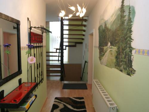 un pasillo con una escalera de caracol en una casa en Large holiday home on the Katschberg in Carinthia, en Rennweg