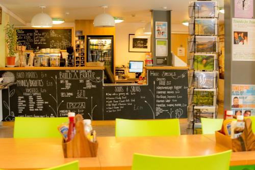 un restaurante de comida rápida con pared de pizarra en YHA Berwick, en Berwick-Upon-Tweed