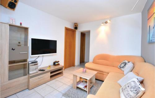 Televízia a/alebo spoločenská miestnosť v ubytovaní Two-Bedroom Apartment Okrug Gornji With Sea View 08