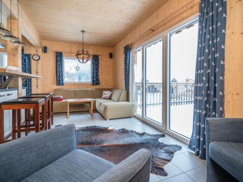ein Wohnzimmer mit einem Sofa und einem Tisch in der Unterkunft Chalet in Hohentauern Styria with sauna and hot tub in Hohentauern