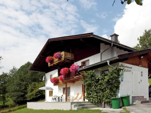 ニーダーンジルにあるApartment near Zell am See Kaprunの花の横の建物