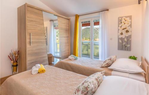 Llit o llits en una habitació de Cozy Apartment In Peracko Blato With Wifi
