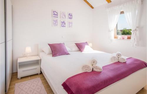 una camera bianca con due letti e asciugamani di Pet Friendly Home In Sveti Vid With Outdoor Swimming Pool a Sveti Vid-Miholjice