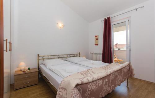 Säng eller sängar i ett rum på Nice Apartment In Pula With Wifi