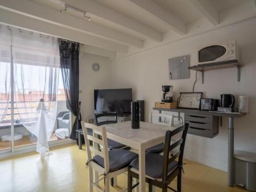 une cuisine et une salle à manger avec une table et des chaises dans l'établissement Appartement T3 Bord de plage, à Biscarrosse-Plage