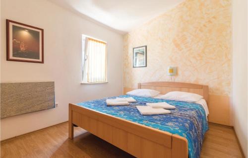 een slaapkamer met een bed met twee handdoeken erop bij 2 Bedroom Gorgeous Home In Pula in Pula