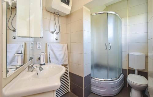 Bathroom sa Beautiful Home In Dicmo With 3 Bedrooms, Wifi And Outdoor Swimming Pool