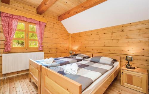 Een bed of bedden in een kamer bij Nice Home In Perusic With Wifi
