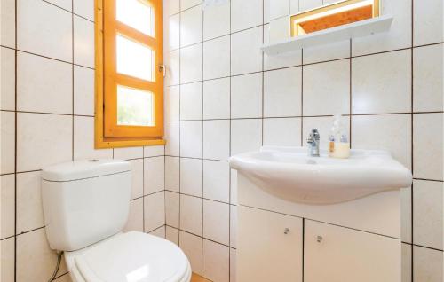 Een badkamer bij Nice Home In Perusic With Wifi