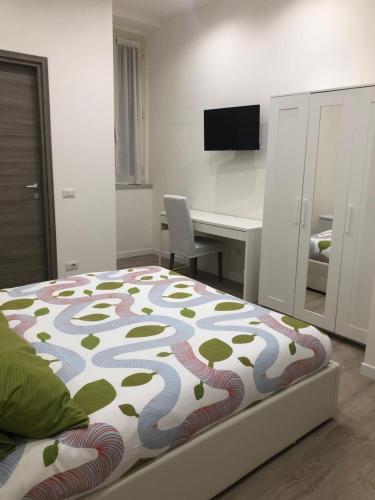 1 dormitorio con 1 cama y escritorio con ordenador en White, en Terni