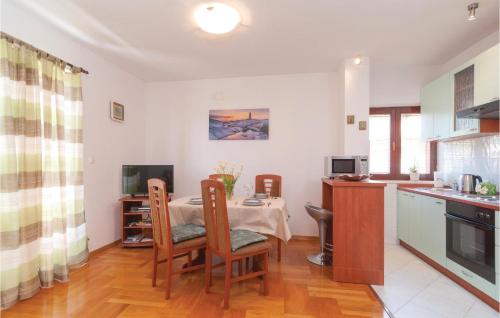 Kuchyňa alebo kuchynka v ubytovaní Two-Bedroom Apartment In Split