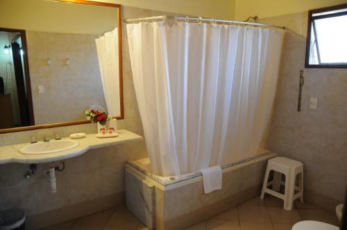 Ένα μπάνιο στο Arapey Oasis Termal Hotel