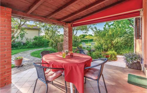 un tavolo con una tovaglia rossa su un patio di 1 Bedroom Pet Friendly Home In Sisan a Šišan