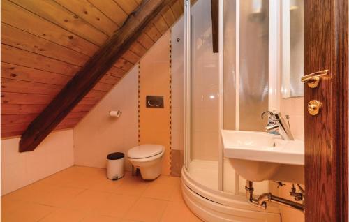 Koupelna v ubytování 6 Bedroom Amazing Home In Jastrebarsko