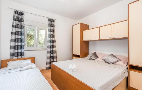 - une chambre avec 2 lits et une fenêtre dans l'établissement Beautiful Apartment In Mandre With 1 Bedrooms And Wifi, à Mandre