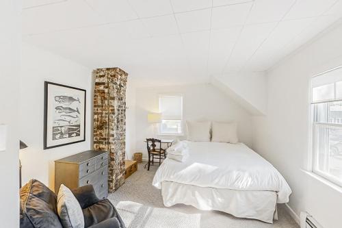 Säng eller sängar i ett rum på Mill Cove Cottage