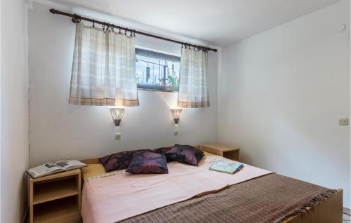 En eller flere senge i et værelse på Amazing Apartment In Pula With Wifi