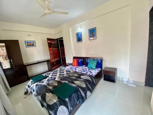 Una cama o camas en una habitación de 1 BHK flat with Free Wi Fi Kitchen