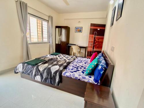 Un ou plusieurs lits dans un hébergement de l'établissement 1 BHK flat with Free Wi Fi Kitchen