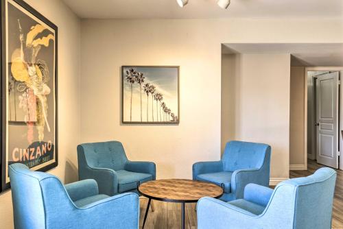 Ruang duduk di 3 Mi to ASU Tempe Getaway with Heated Pool