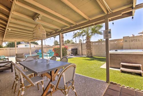 Balkoni atau teres di 3 Mi to ASU Tempe Getaway with Heated Pool