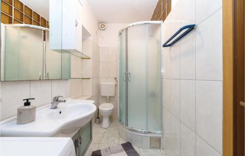 y baño con lavabo y ducha. en Stunning Apartment In Zadar With Outdoor Swimming Pool, en Zadar