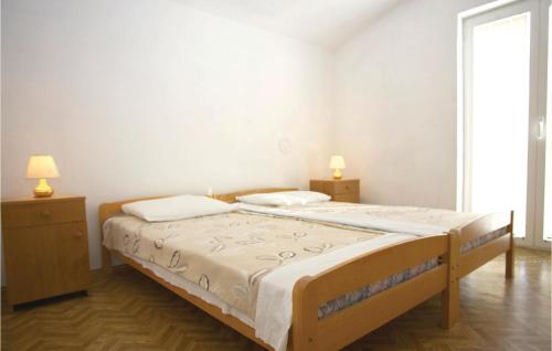 Легло или легла в стая в Stunning Apartment In Jadrtovac With House Sea View