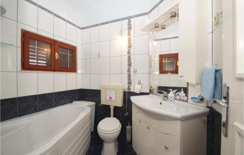Kupatilo u objektu Amazing Apartment In Blato With 2 Bedrooms And Wifi