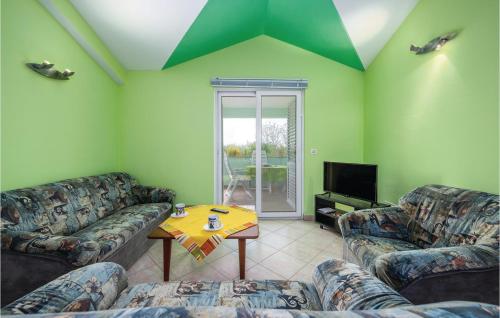 Ruang duduk di Two-Bedroom Apartment In Svlovrec