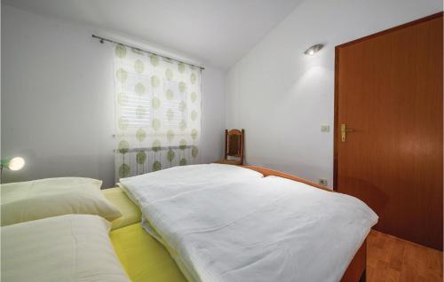 Katil atau katil-katil dalam bilik di Two-Bedroom Apartment In Svlovrec