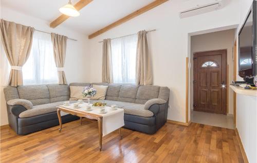 salon z kanapą i stołem w obiekcie 3 Bedroom Amazing Home In Sikici w mieście Škatari