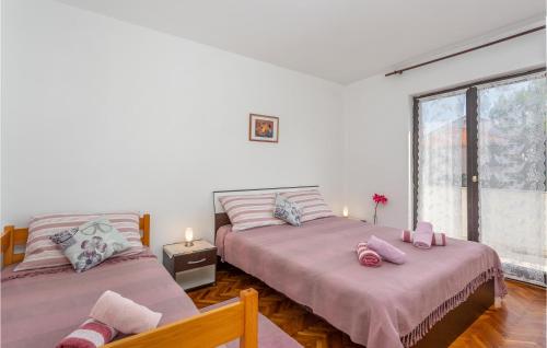 En eller flere senge i et værelse på Nice Apartment In Malinska With 1 Bedrooms And Wifi