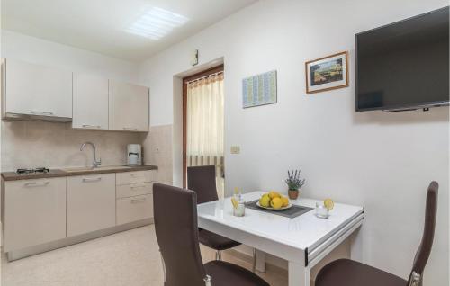 1 Bedroom Nice Apartment In Rabac