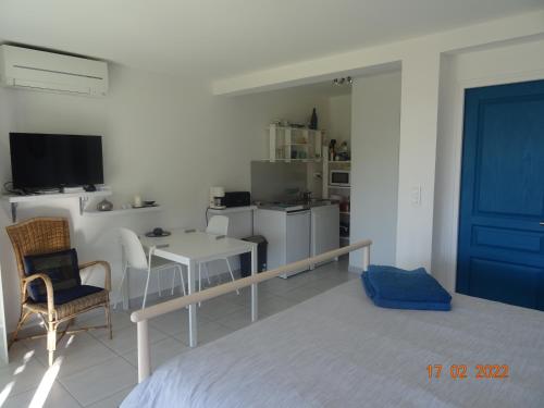a room with a bed and a table and a kitchen at Les Ecrins d'Aix-en-Provence in Aix-en-Provence