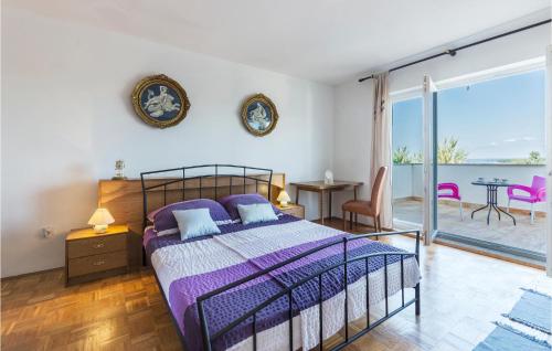 1 dormitorio con 1 cama con sábanas moradas y balcón en Stunning Apartment In Pula With Kitchen en Pula