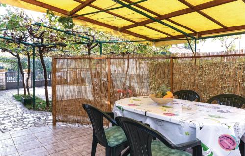 Patio nebo venkovní prostory v ubytování One-Bedroom Apartment In Fazana