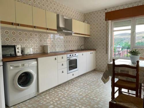 cocina con lavadora y lavavajillas en Casa Daniela, en Fuentidueña